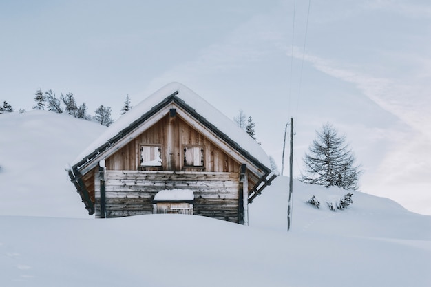 Casa coberta de neve