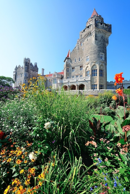 Foto grátis casa loma em toronto com céu azul