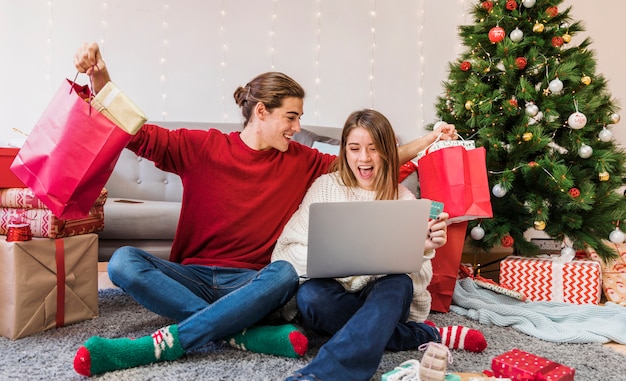 Casal alegre com compras de Natal