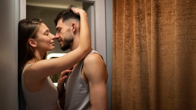 Foto grátis casal curtindo seus momentos de intimidade