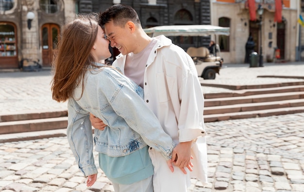 Foto grátis casal de tiro médio sendo romântico