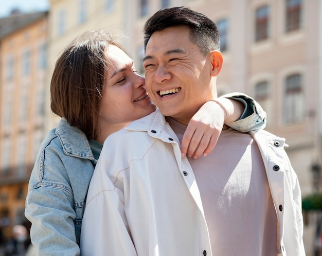 Foto grátis casal de tiro médio sendo romântico