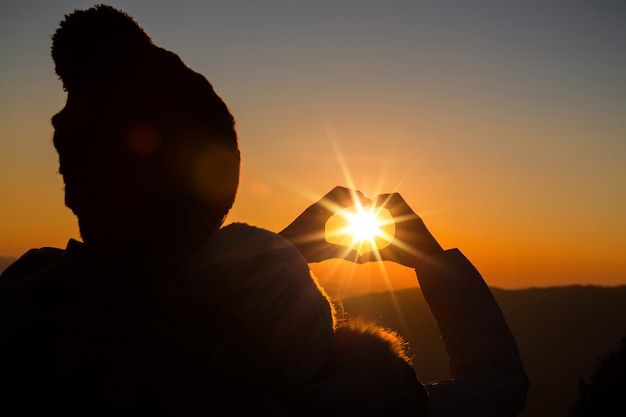 casal em silhueta de luz de fundo de amor na colina no tempo do sol