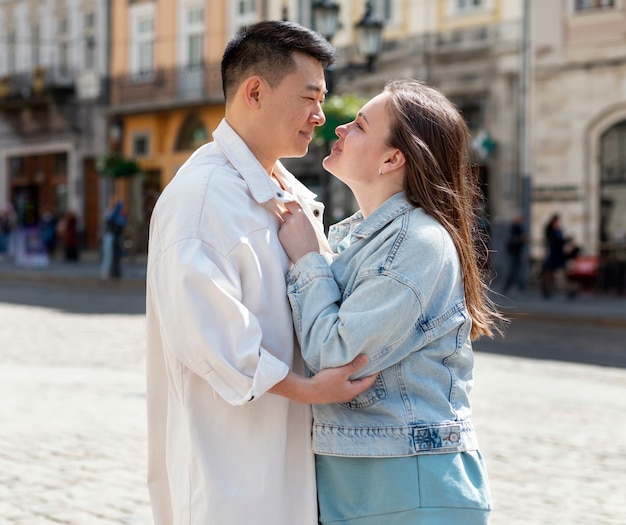 Foto grátis casal feliz posando juntos ao ar livre