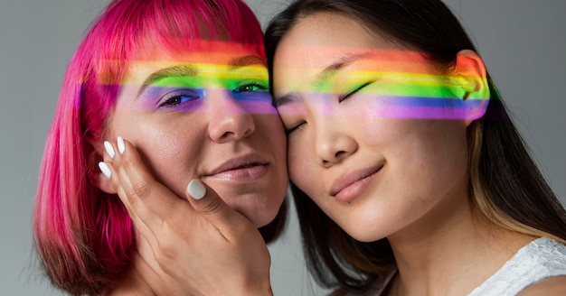 Foto grátis casal feminino com símbolo do arco-íris