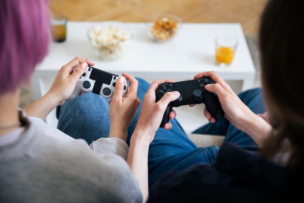 Foto grátis casal jovem jogando videogame dentro de casa