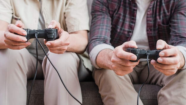 Foto grátis casal mais velho jogando videogame juntos