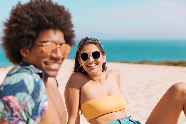 Casal multicultural descansando na praia