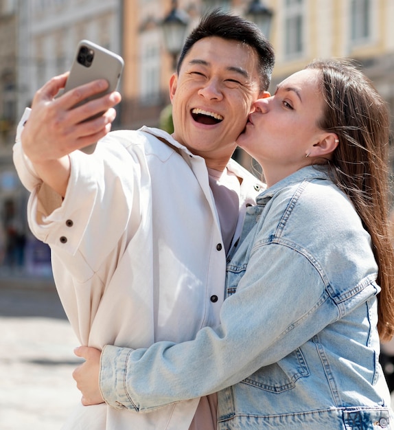 Foto grátis casal romântico tirando uma selfie