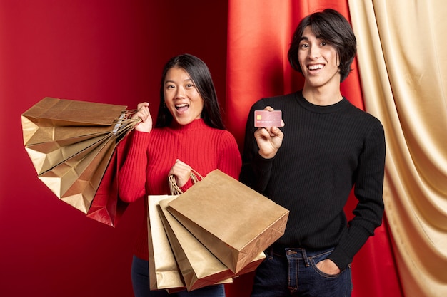 Foto grátis casal sorridente posando com malas para o ano novo chinês