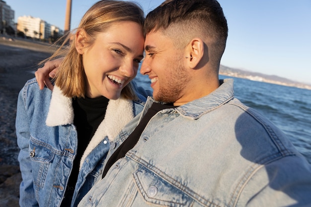 Foto grátis casal trans passando tempo de qualidade juntos