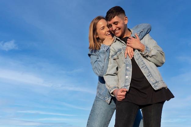 Foto grátis casal trans passando tempo de qualidade juntos