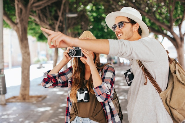 Foto grátis casal viajando e tirando fotos