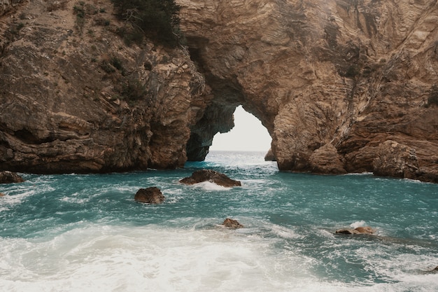 Foto grátis cavernas e mar na área de alanya, turquia