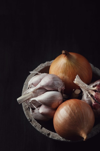 Foto grátis cebola e alho crus e cortados