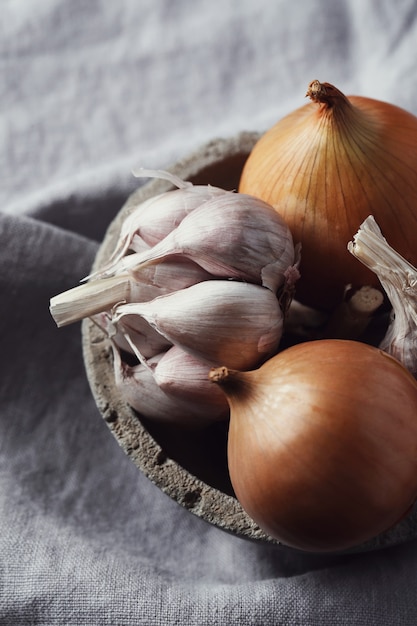 Foto grátis cebola e alho crus e cortados