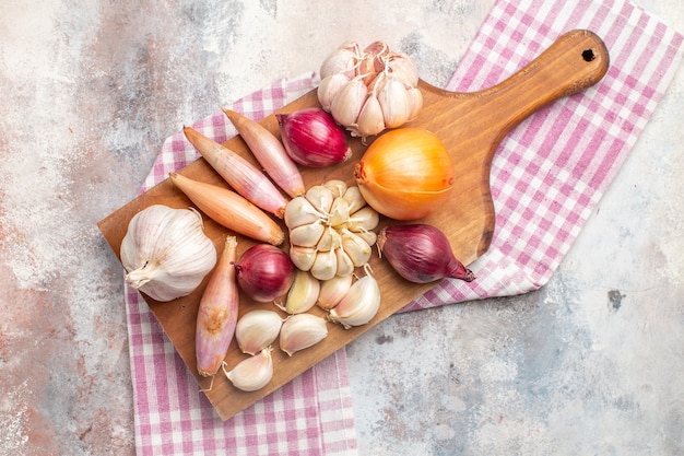 Foto grátis cebola e alho de cima ingredientes frescos para a refeição