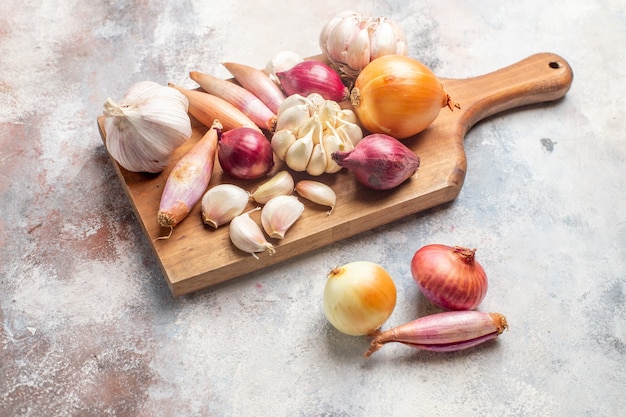 Foto grátis cebola e alho ingredientes frescos para a refeição