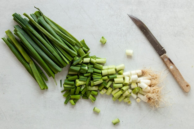 Foto grátis cebola verde de vista superior