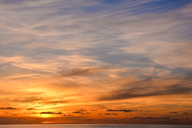 Foto grátis cenário do pôr do sol no oceano