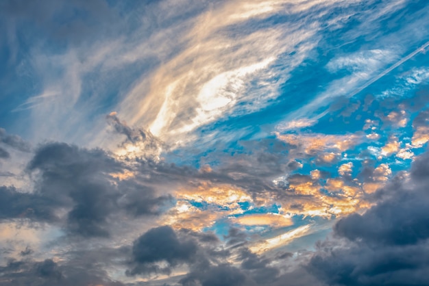 Foto grátis céu azul com nuvens