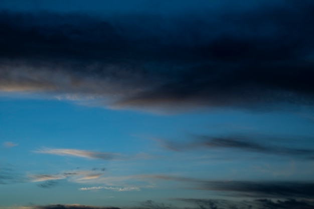 Foto grátis céu noturno com nuvens e estrelas