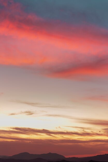 Céu nublado em tons de sépia e rosa