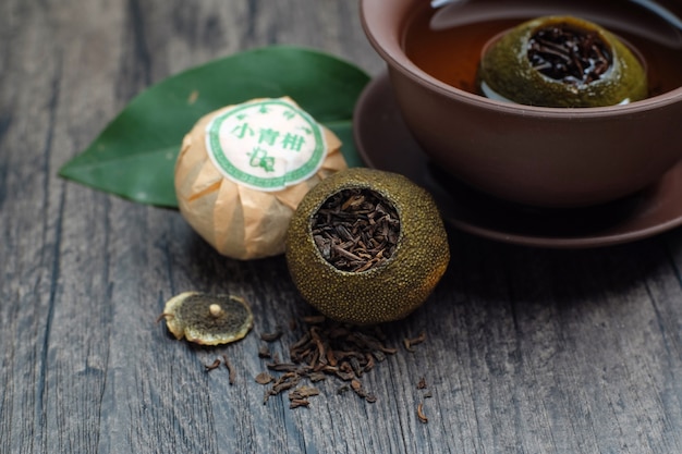 Foto grátis chá verde chinês do puer da laranja (texto chinês: chá de laranja verde)