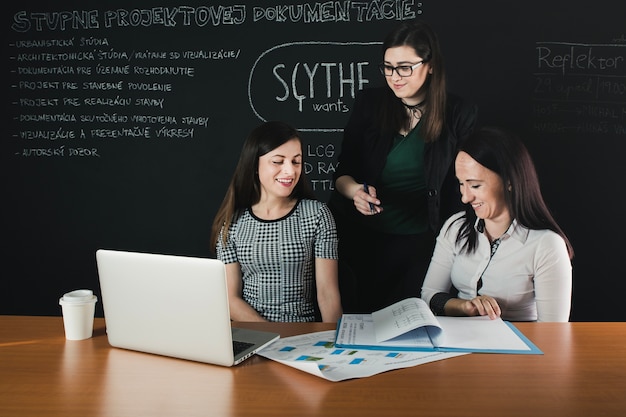 Chefe de trabalho feminino alegre no escritório