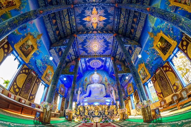 Foto grátis chiang rai, tailândia - 24 de fevereiro de 2018: wat rong sua ten ou templo azul na província de chiang rai, tailândia.