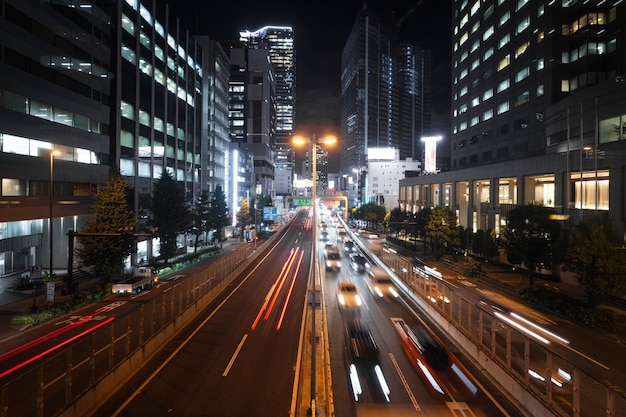 Cidade à noite com arquitetura e luzes vibrantes