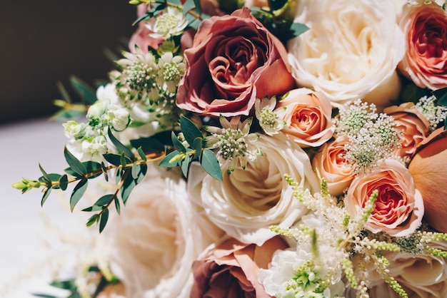 Foto grátis close de uma bela composição de flores para uma cerimônia de casamento