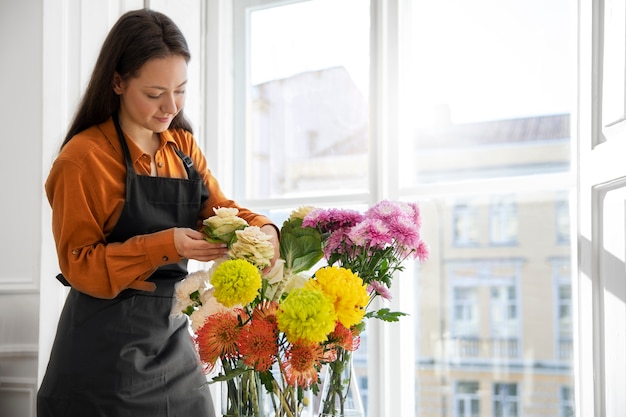 Foto grátis close na bela florista