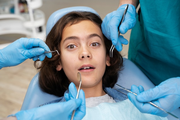 Foto grátis close no menino no dentista