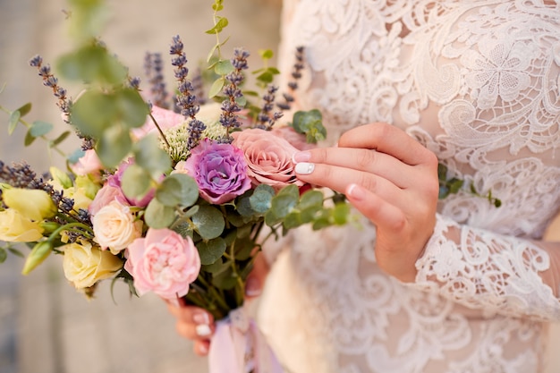 Foto grátis close-up, de, cor-de-rosa, e, violeta, buquê casamento, em, bride's, mãos