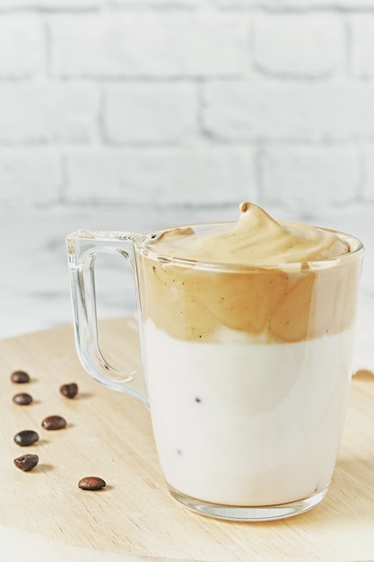 Foto grátis close up de dalgona gelado com café batido com creme fofo