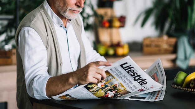 Foto grátis close-up, de, homem, jornal leitura