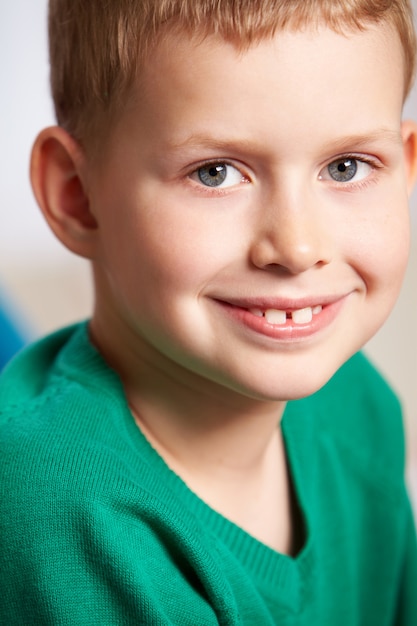 Foto grátis close-up do aluno com um grande sorriso na sala de aula