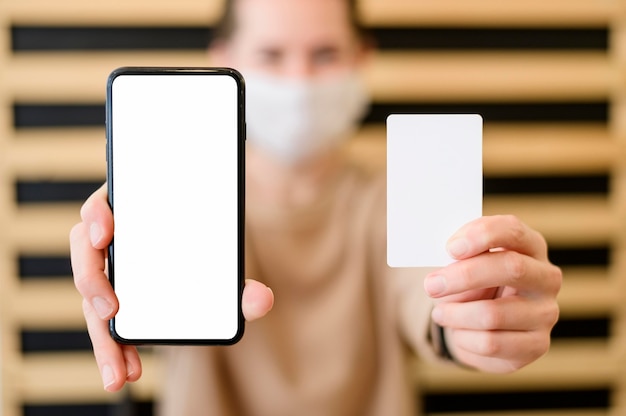 Foto grátis close-up mulher segurando o telefone móvel e cartão