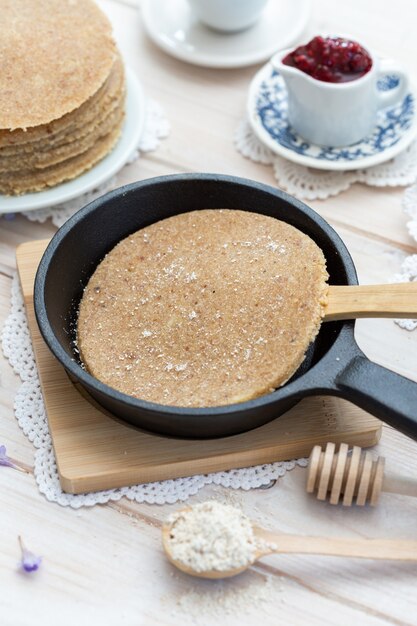 Close vertical de alto ângulo de panquecas veganas cruas em um design de mesa estético