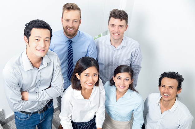 Foto grátis closeup portrait of smiling business team em stairway