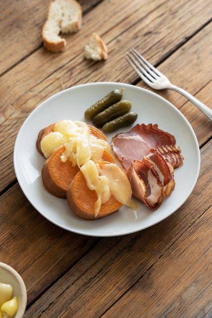 Foto grátis comida deliciosa de alto ângulo no prato