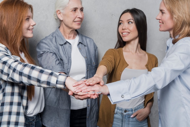 Foto grátis comunidade de mulheres comemorando juntos