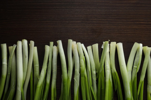 Foto grátis conceito de cebola verde de alimentos crus frescos de vegetais frescos