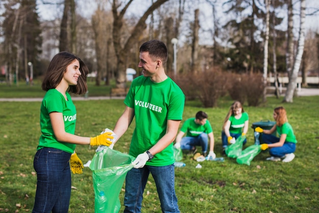 Foto grátis conceito de eco com grupo de voluntários