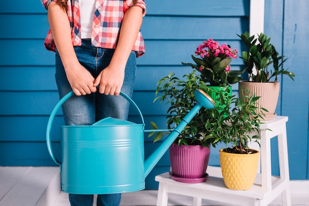 Foto grátis conceito de jardinagem com menina