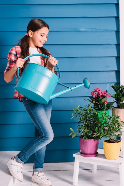 Foto grátis conceito de jardinagem com menina