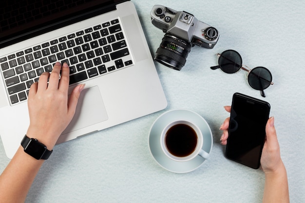 Foto grátis conceito de mesa plana leigos com modelo de smartphone