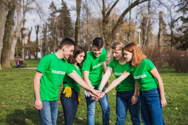 Foto grátis conceito de trabalho em equipe ambiente e voluntariado