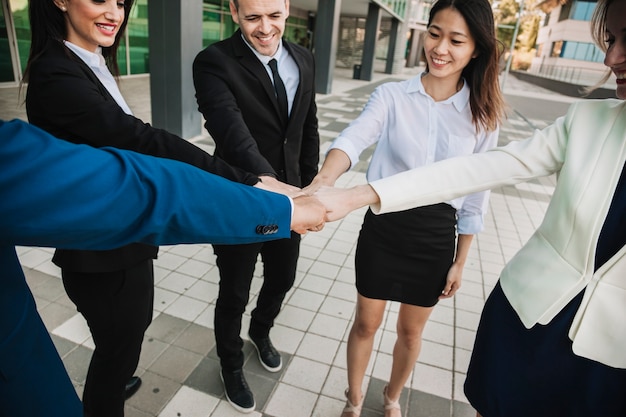 Foto grátis conceito de trabalho em equipe com empresários sorridentes